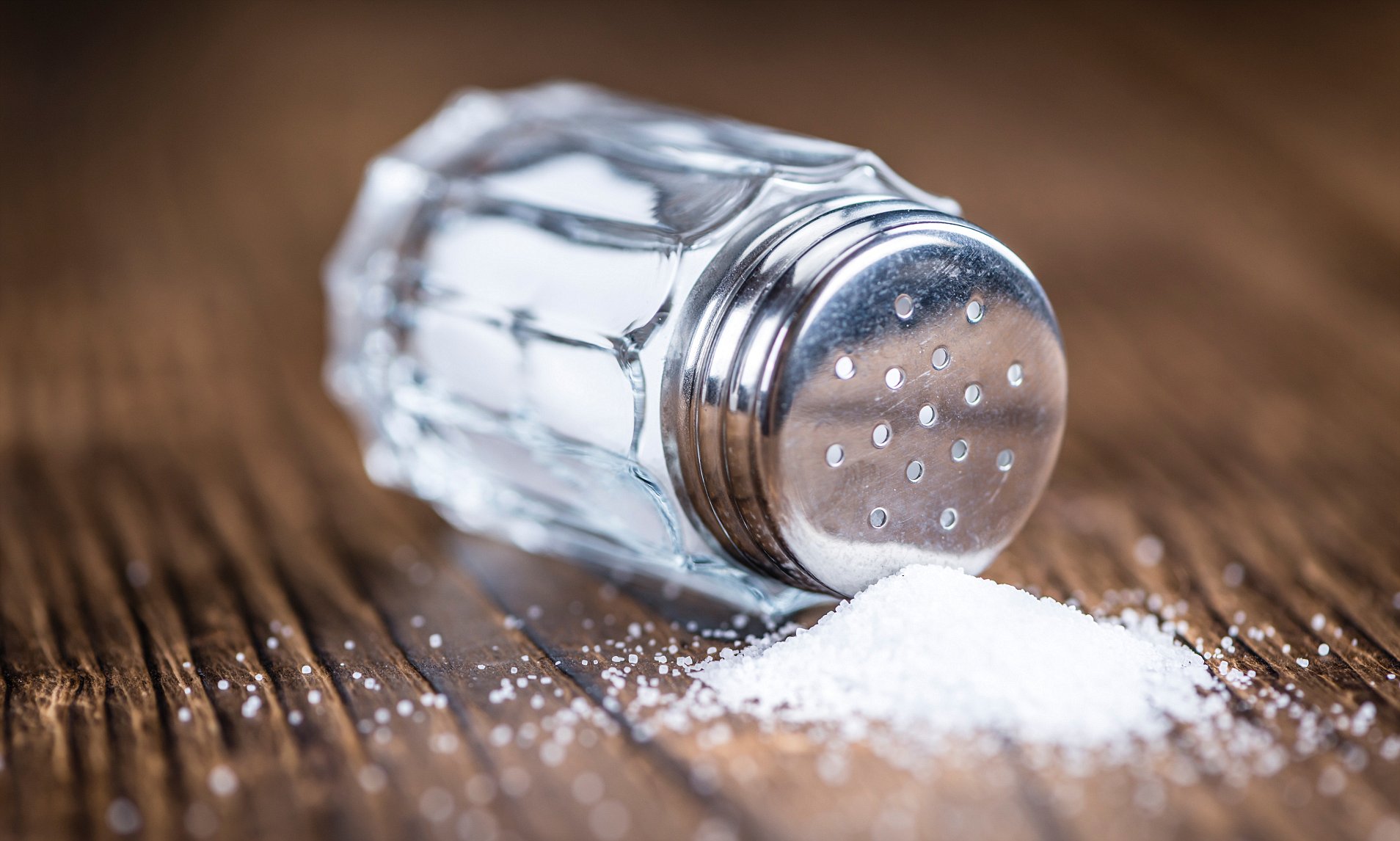 限制盐的摄入 (一天不超过6克)